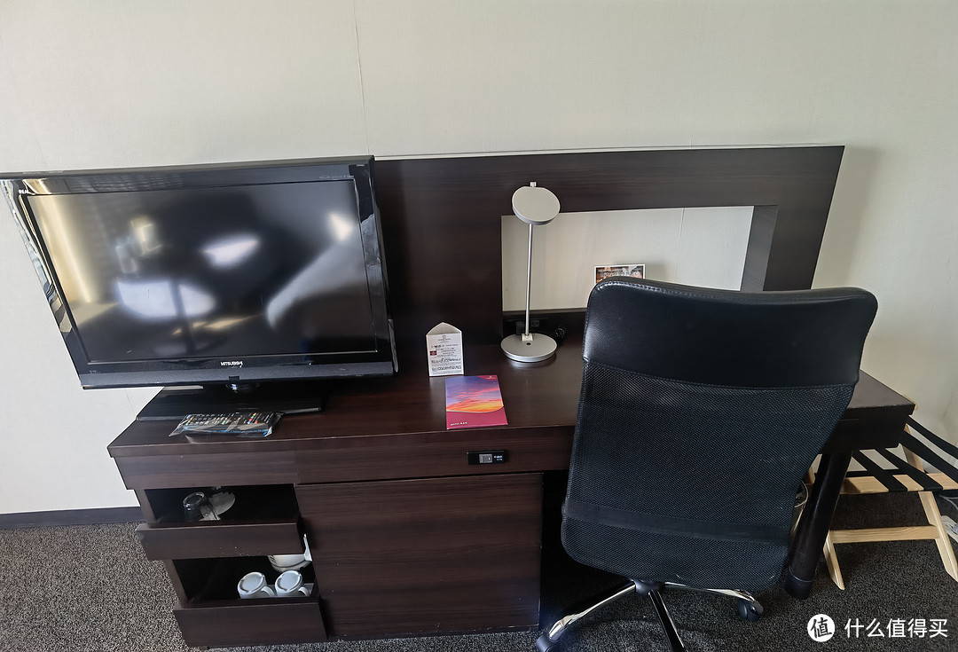 办公桌和电视机