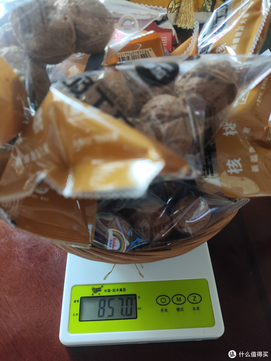 拆箱天虹2kg干果礼盒,称称各种类克重情况