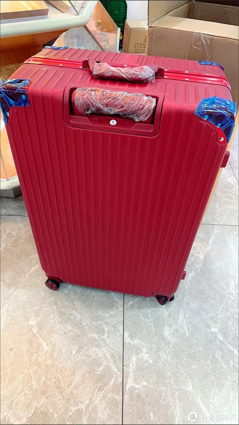 💖✨ 梦幻红色行李箱，备婚新选择，让旅行充满浪漫与甜蜜！✨💖