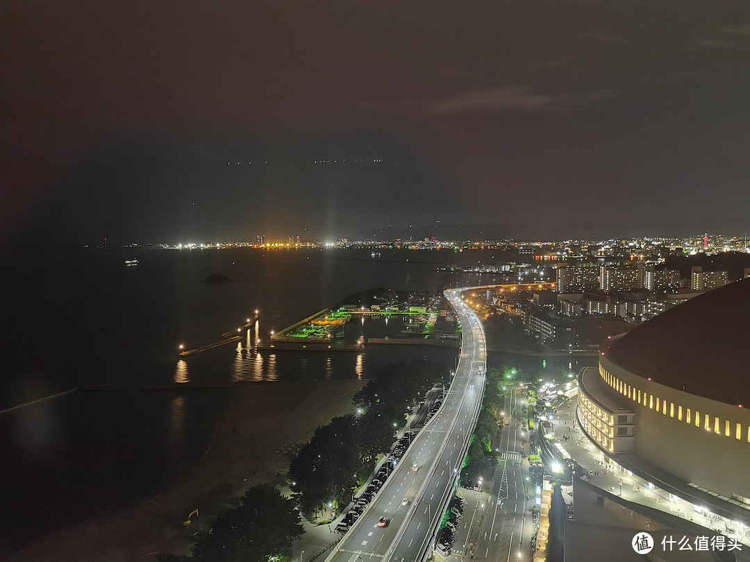 晚上海边的夜景