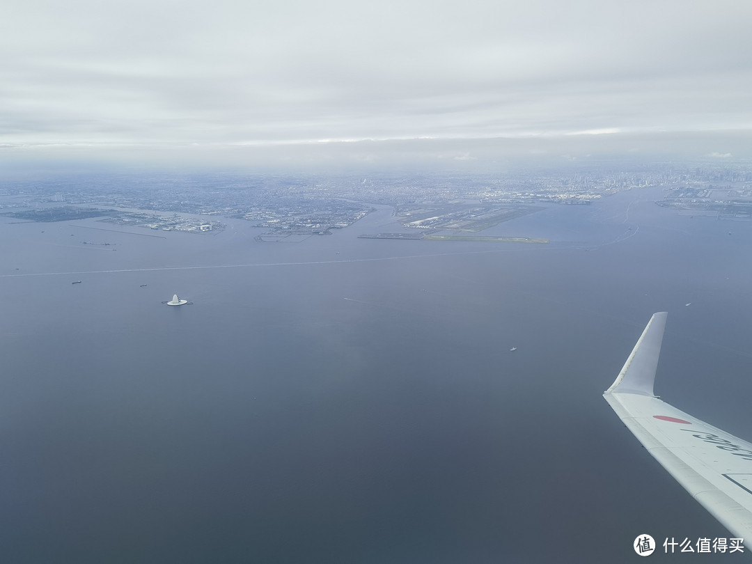 从机上俯瞰东京湾的视角