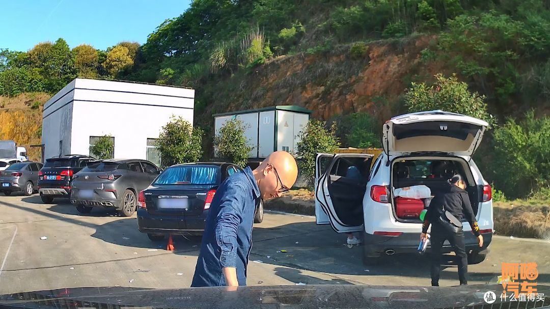 开车跑高速一会就犯困,一进服务区就精神,咋办?你是这样吗?
