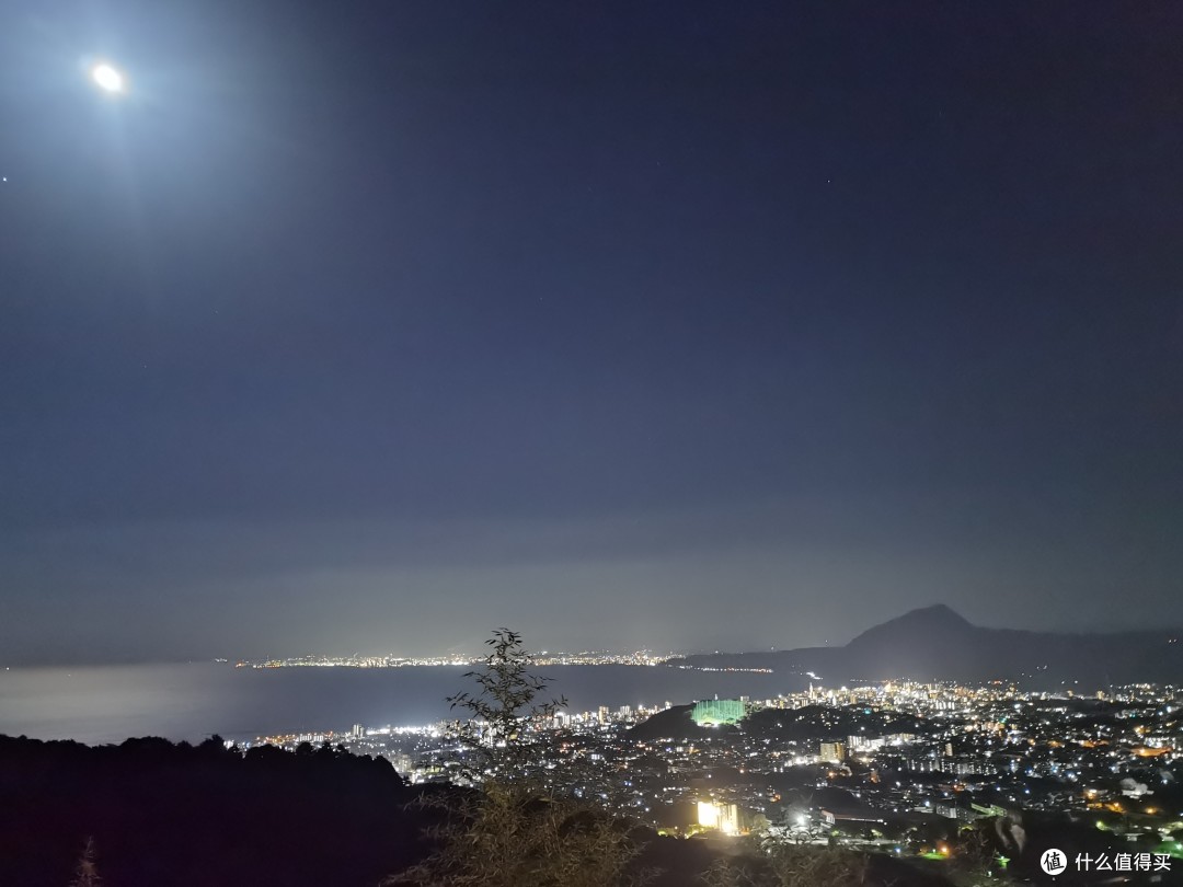 夜空下的别府湾，在月亮照耀之下