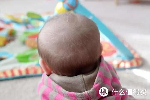 为什么别家宝宝出生时发量惊人，你家宝宝的头发却屈指可数？