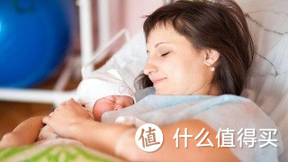 为什么新生儿喜欢握拳，天生会吃奶能“走路”，原来和这个有关