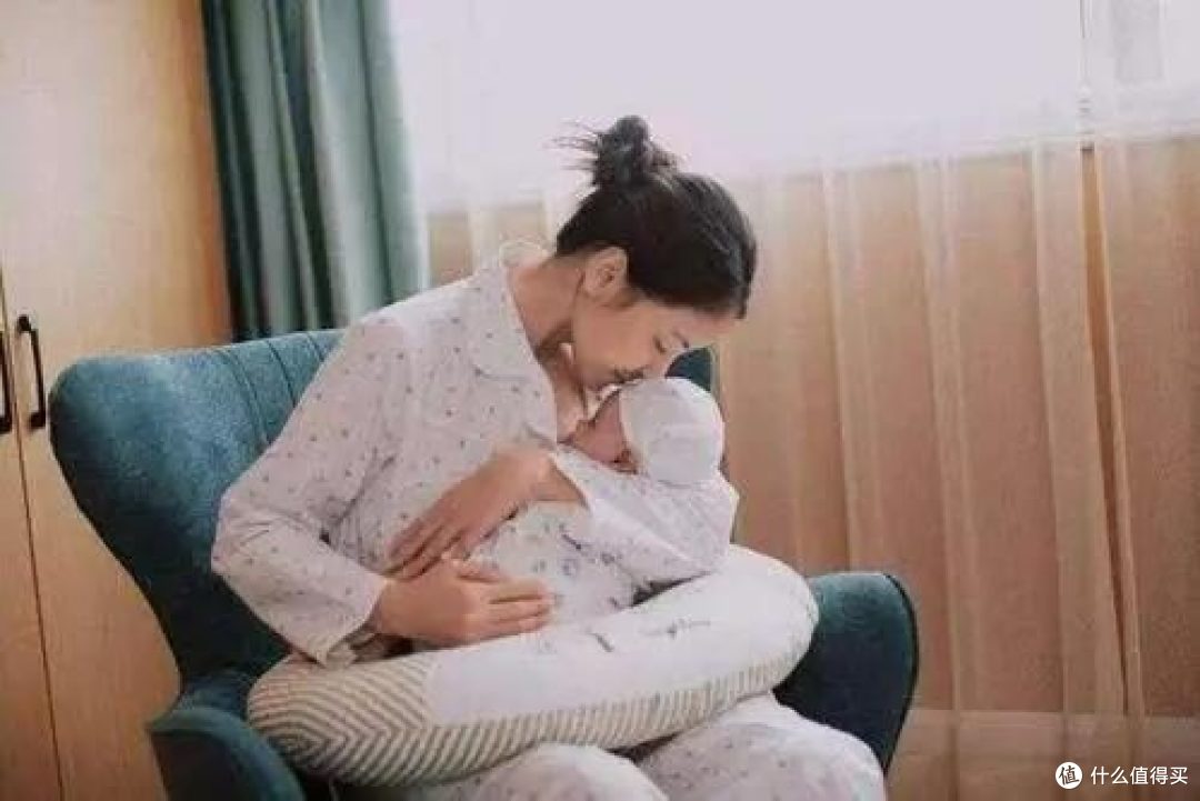 为什么新生儿喜欢握拳，天生会吃奶能“走路”，原来和这个有关