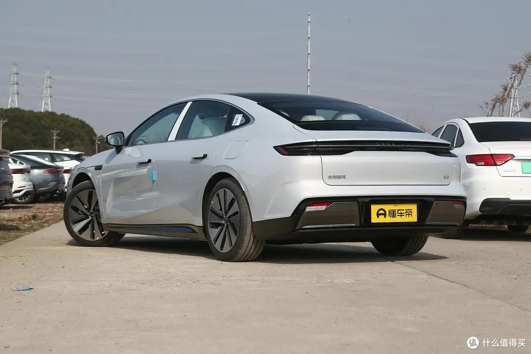 吉利诚意c级车,45英寸大屏 8295芯片,5.95秒破百,售18.58万