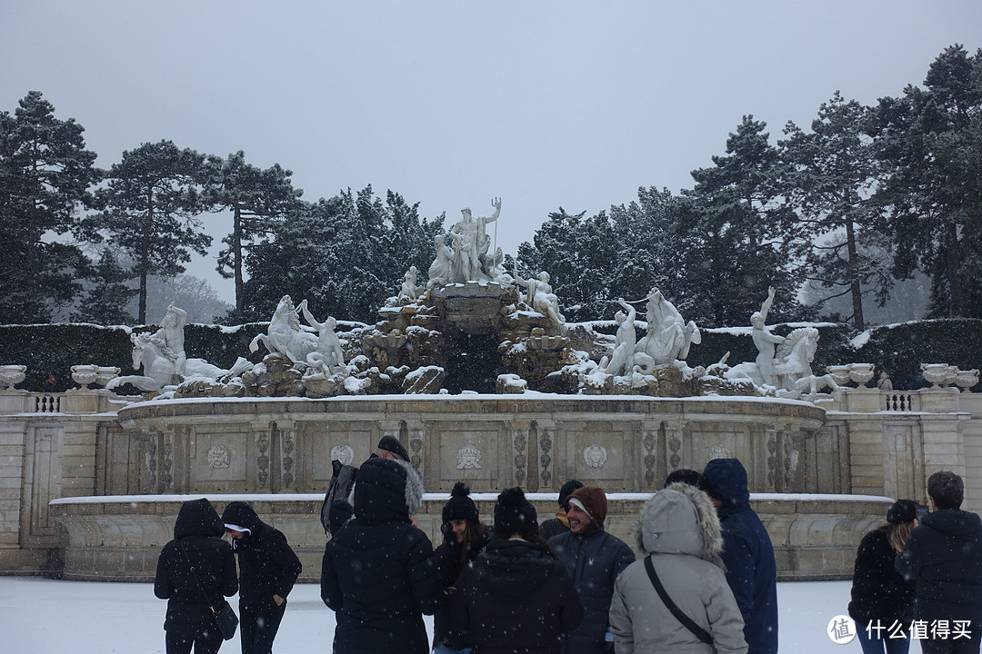 下雪天也阻挡不住大批的游客，不过这种天气，最好穿雪地靴，因为有的地方很滑。