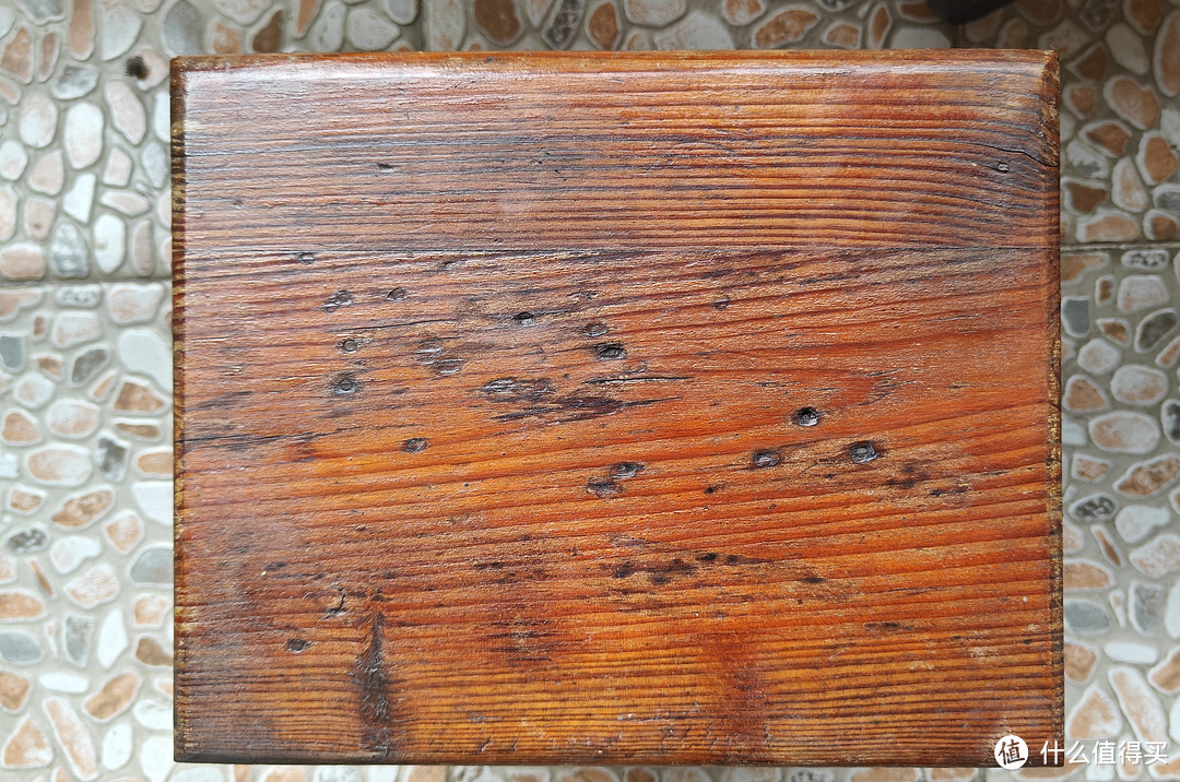 闲来无事，给破旧的小凳子烫了一层蜂蜡。