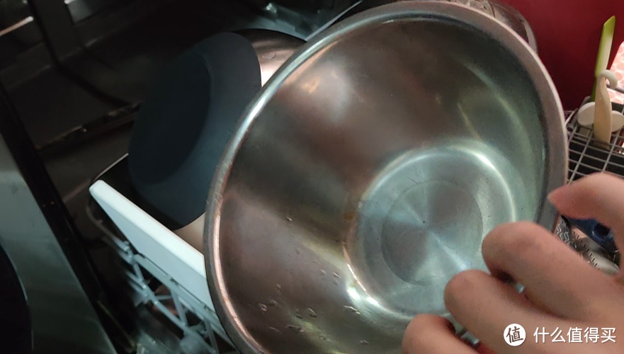 洗碗机使用洗洁精能洗干净吗，对比洗碗粉效果多大差别？