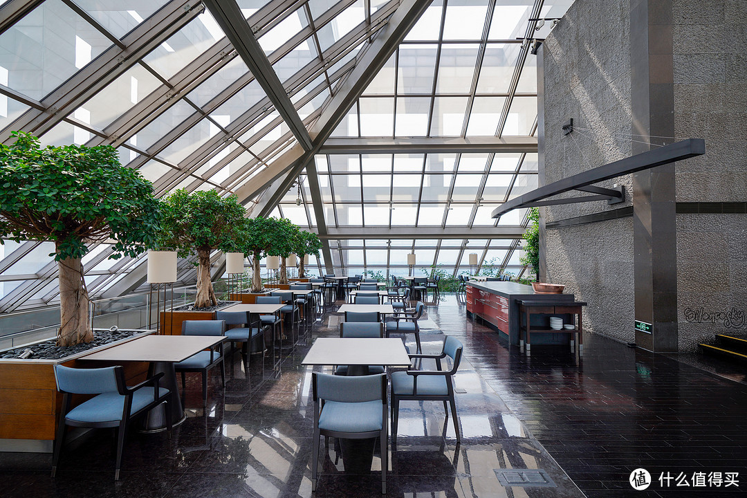 早餐在酒店66层的北京亮餐厅享用,这家360度景观的高空餐厅设计感