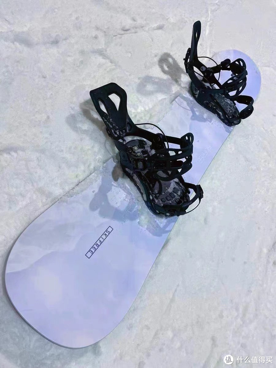 滑雪板是一种常见的冰雪运动装备，广泛应用于滑雪运动中