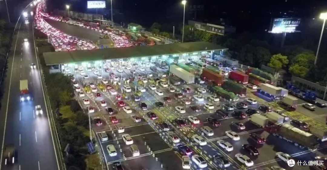 卡点失败?“巨婴”司机围堵收费站,暴露人性最丑的一面