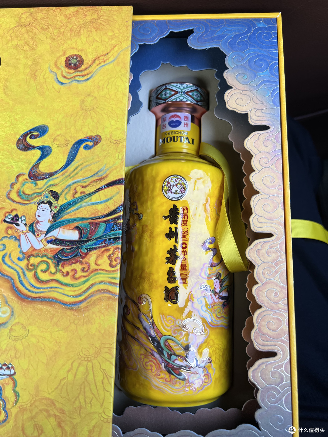 酒龛取酒是通过绳子拉起将酒取出，直接拿酒是拿不出来的，旁边的彩云会损坏。