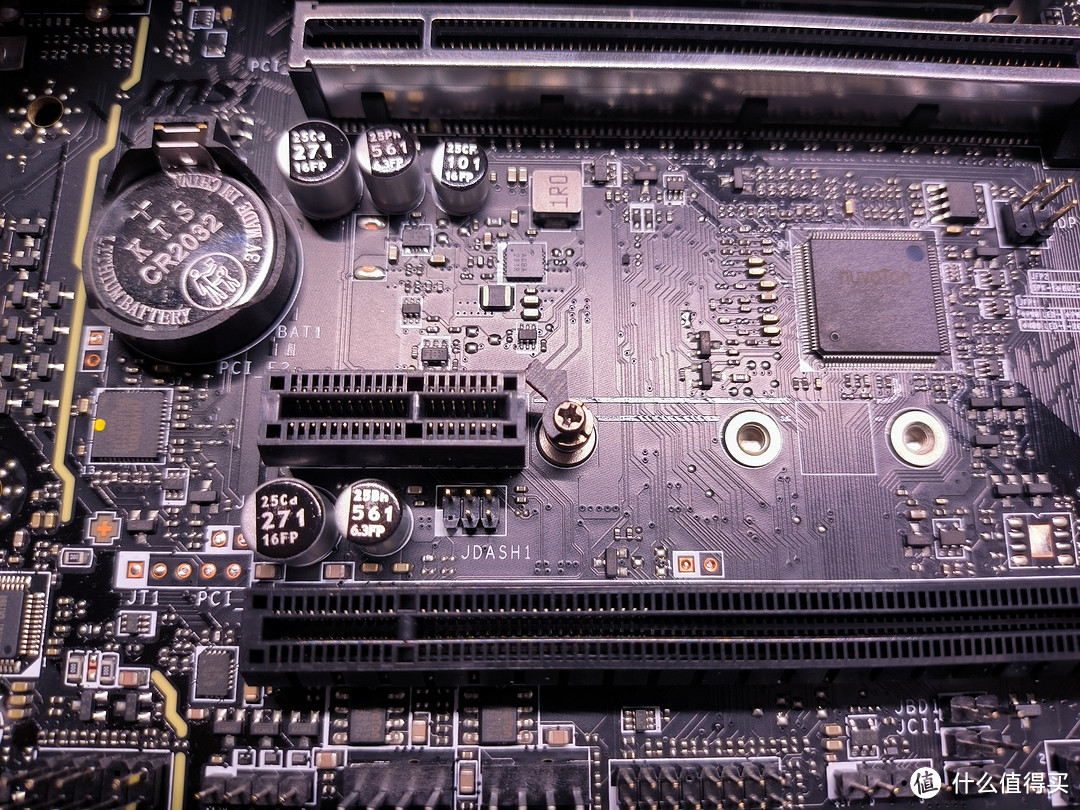 快装螺柱安装在第二个M.2的2280安装位，塑料卡扣会与PCIe插槽冲突