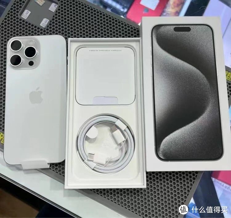 库克按捺不住爆发了：iPhone15Pro Max跌价1150元，售价更加亲民