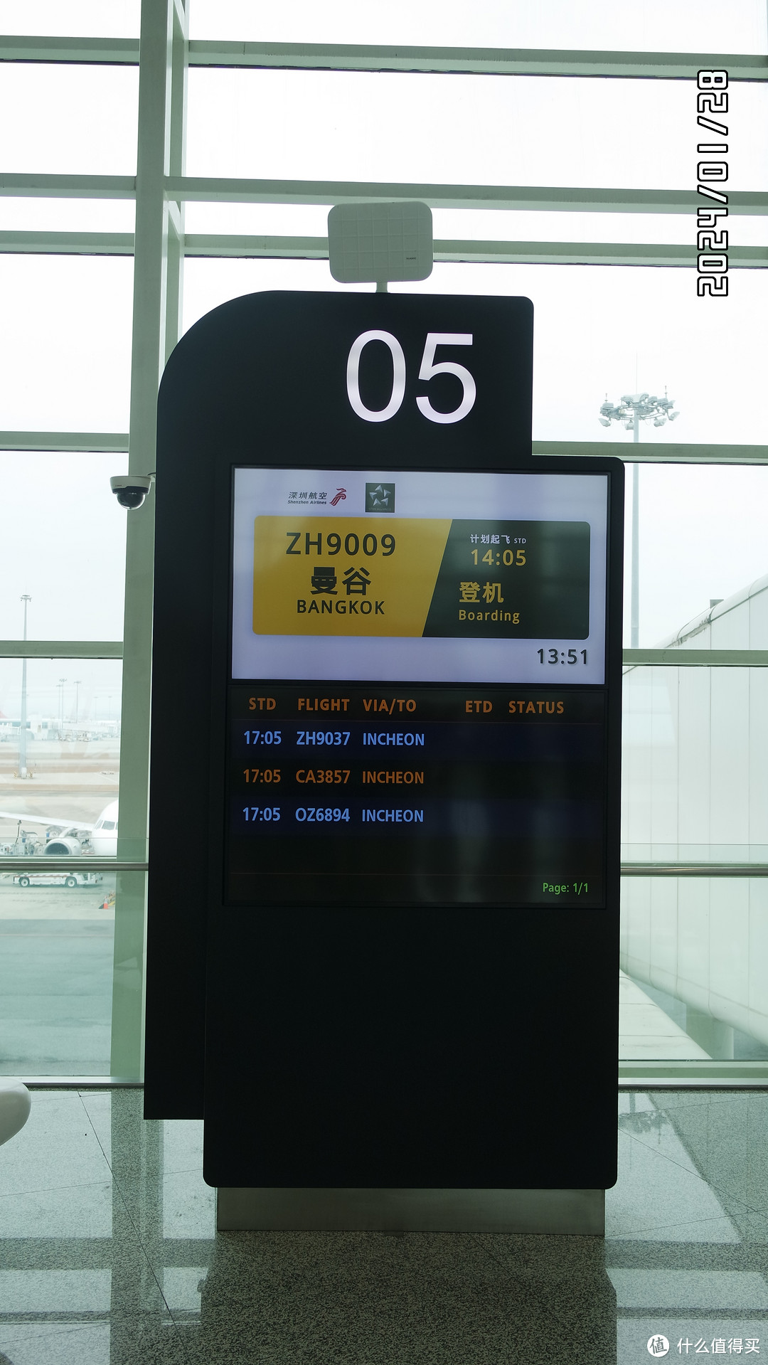 深圳机场登机口指示牌，飞往曼谷的航班同样是三个航司代码共享