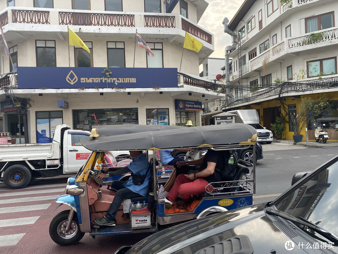 有名的tuk tuk车，燃油发动机，噪音极大