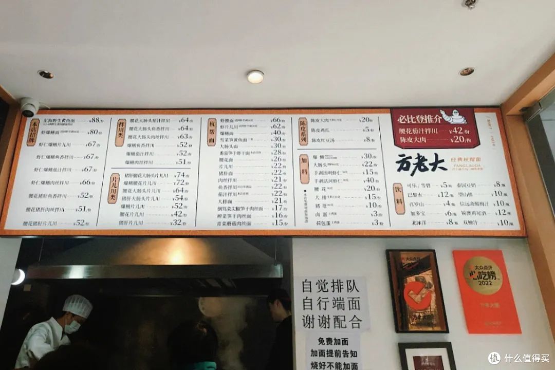 太卷啦!咖啡馆里吃米线,菜场里吃米其林!