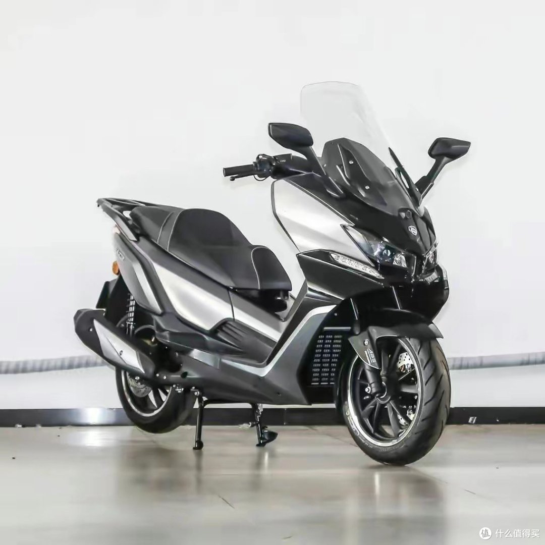 赛科龙rt3成为新"卷王",配17l油箱,坐垫还带加热_摩托车整车_什么值得