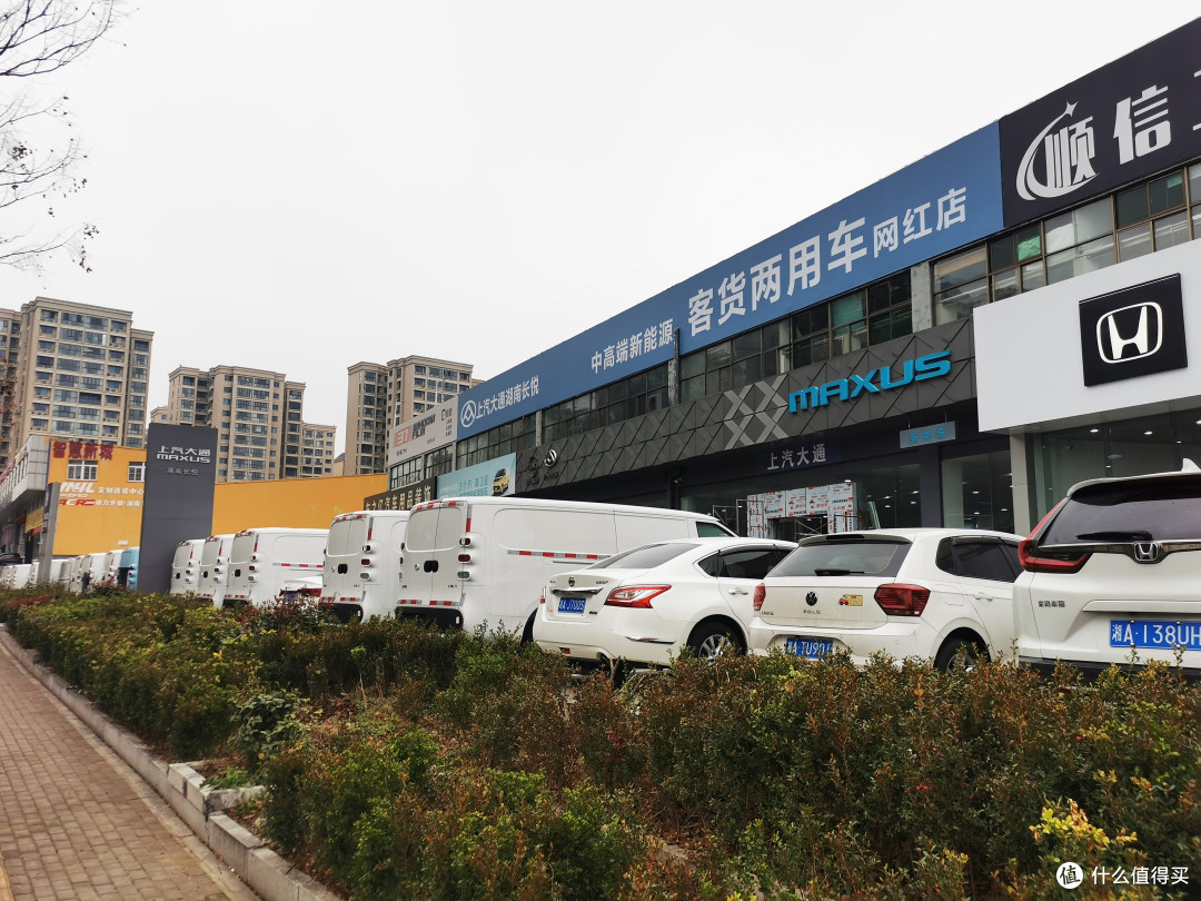 并排的大众进口车和东风风神也是新装修的.