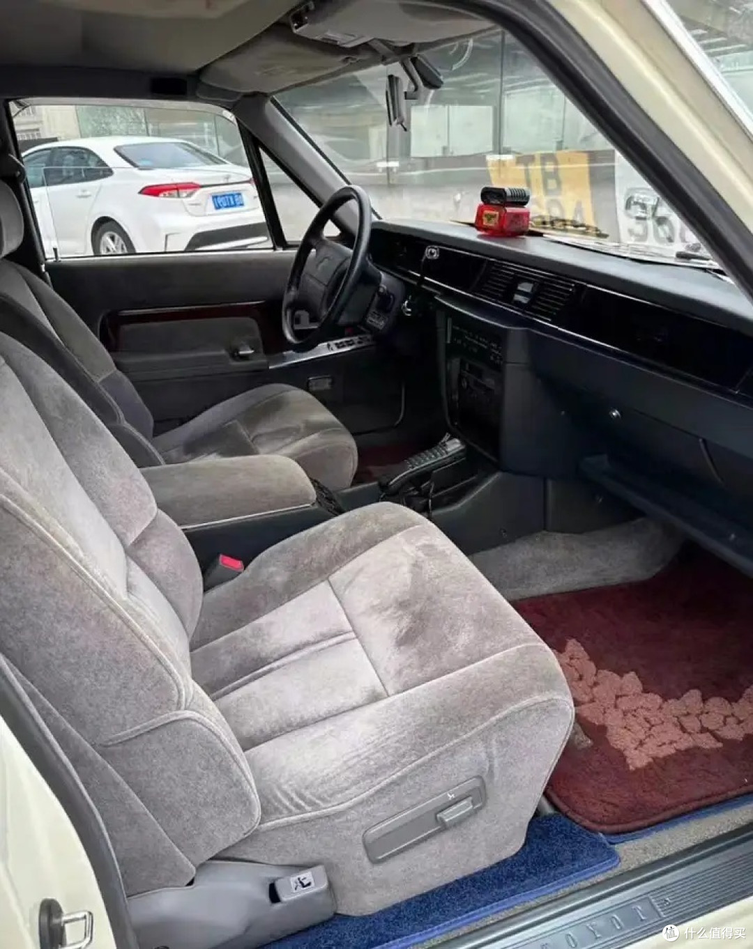 藏友晒出1988年的丰田世纪加长版,当年价值400万,像第八代皇冠