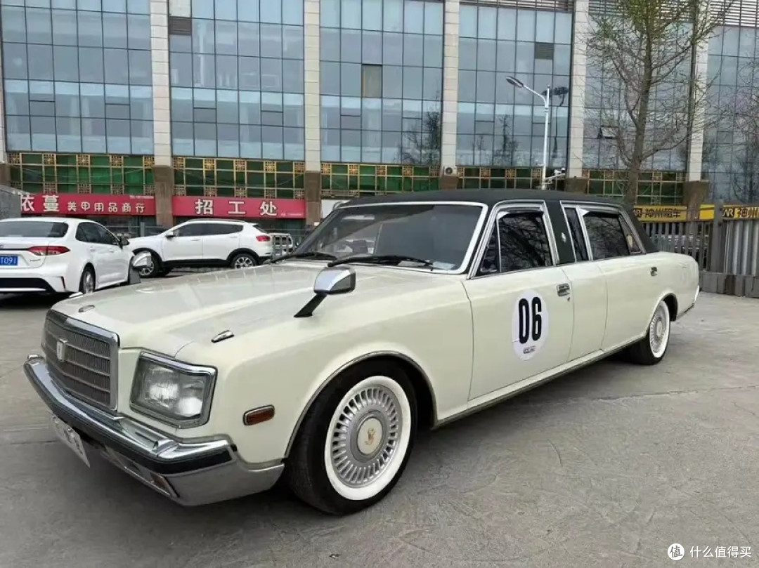 藏友晒出1988年的丰田世纪加长版,当年价值400万,像第八代皇冠