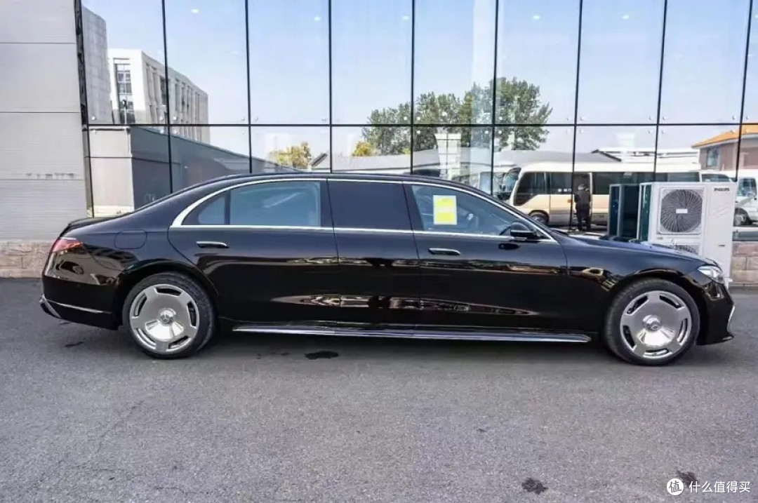 新款奔驰迈巴赫s580普尔曼落地500万,由原迈巴赫设计师亲力打造