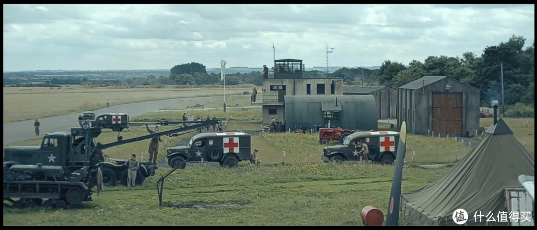 最近热播的《空战群英》剧中，轰炸机基地的WC54救护车作为转运受伤飞行员的车辆频频出镜。