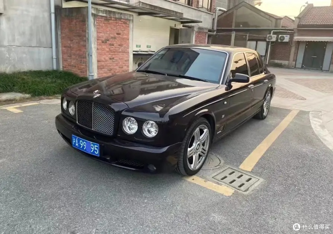 沪a大牌非常气派,说明车主的身份,商务大亨,在当时这款宾利雅风靡一时