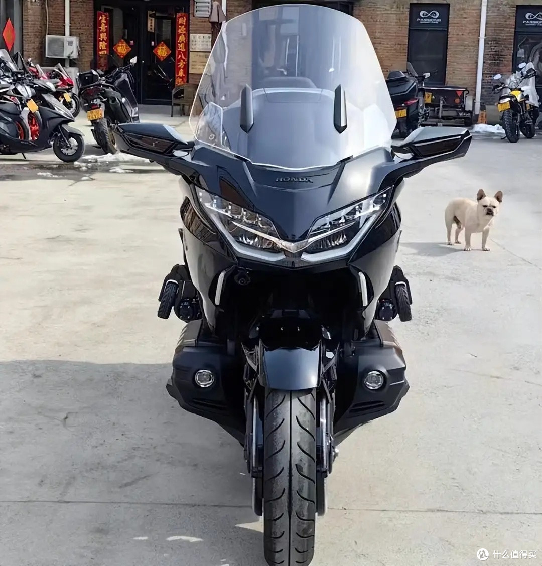 本田金翼1800 dct,不过这辆摩托车可不便宜,45万元的落地价格把很多