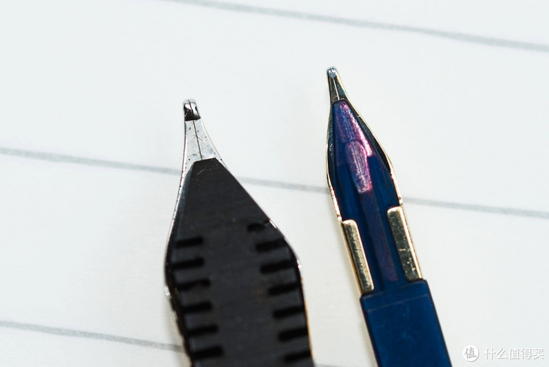 左边是意大利产钢笔的笔尖，右边是日本的，但他们都是M尖。