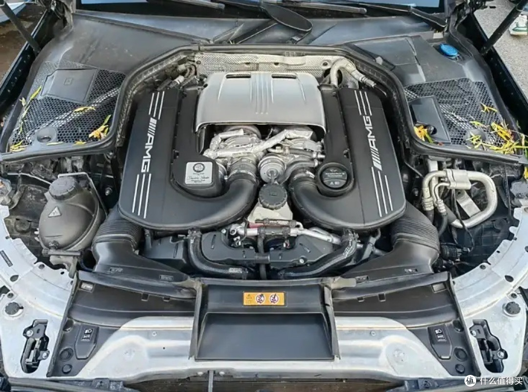 2016年花104万买的奔驰c63,被当成c200l,车主:经常展现v8引擎