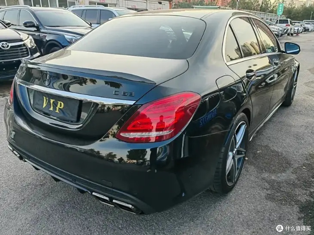 2016年花104万买的奔驰c63被当成c200l车主经常展现v8引擎