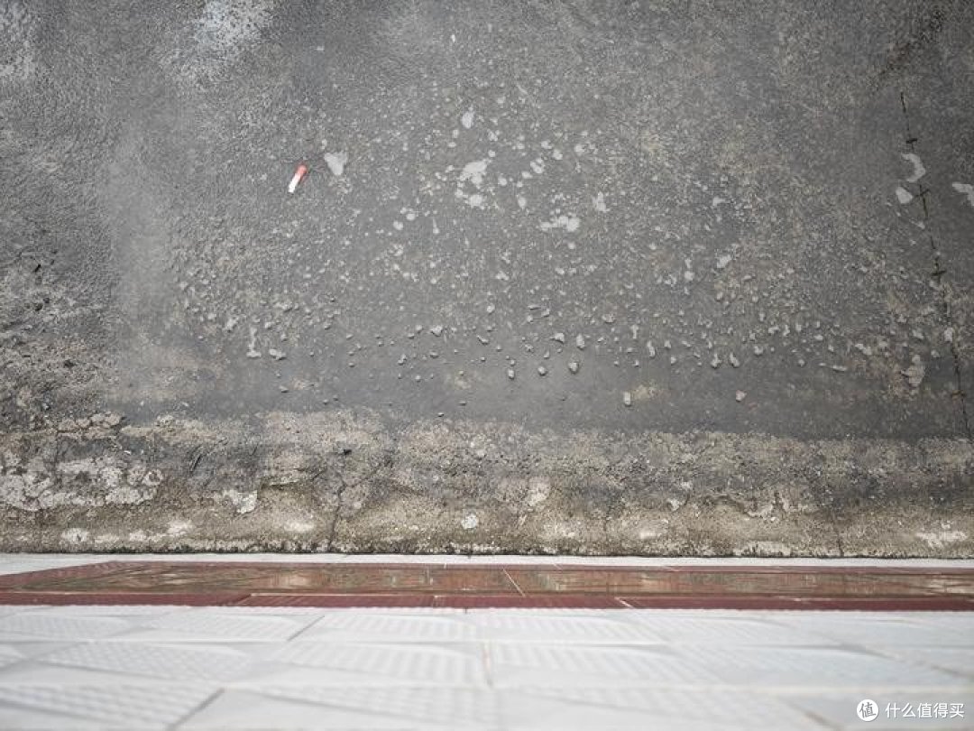 防水建议：最好把阳台地面凿开做两道防水层