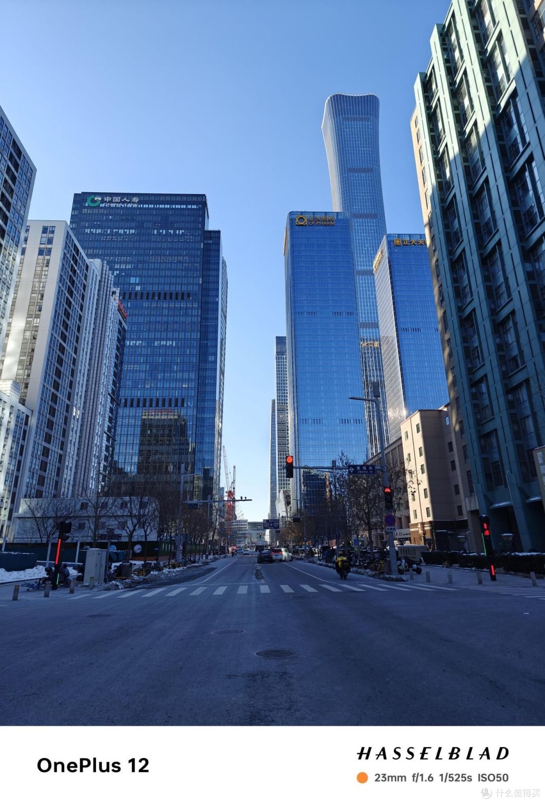 光线充足的白天,拍摄城市高楼大厦,光影表现相当自然通透.