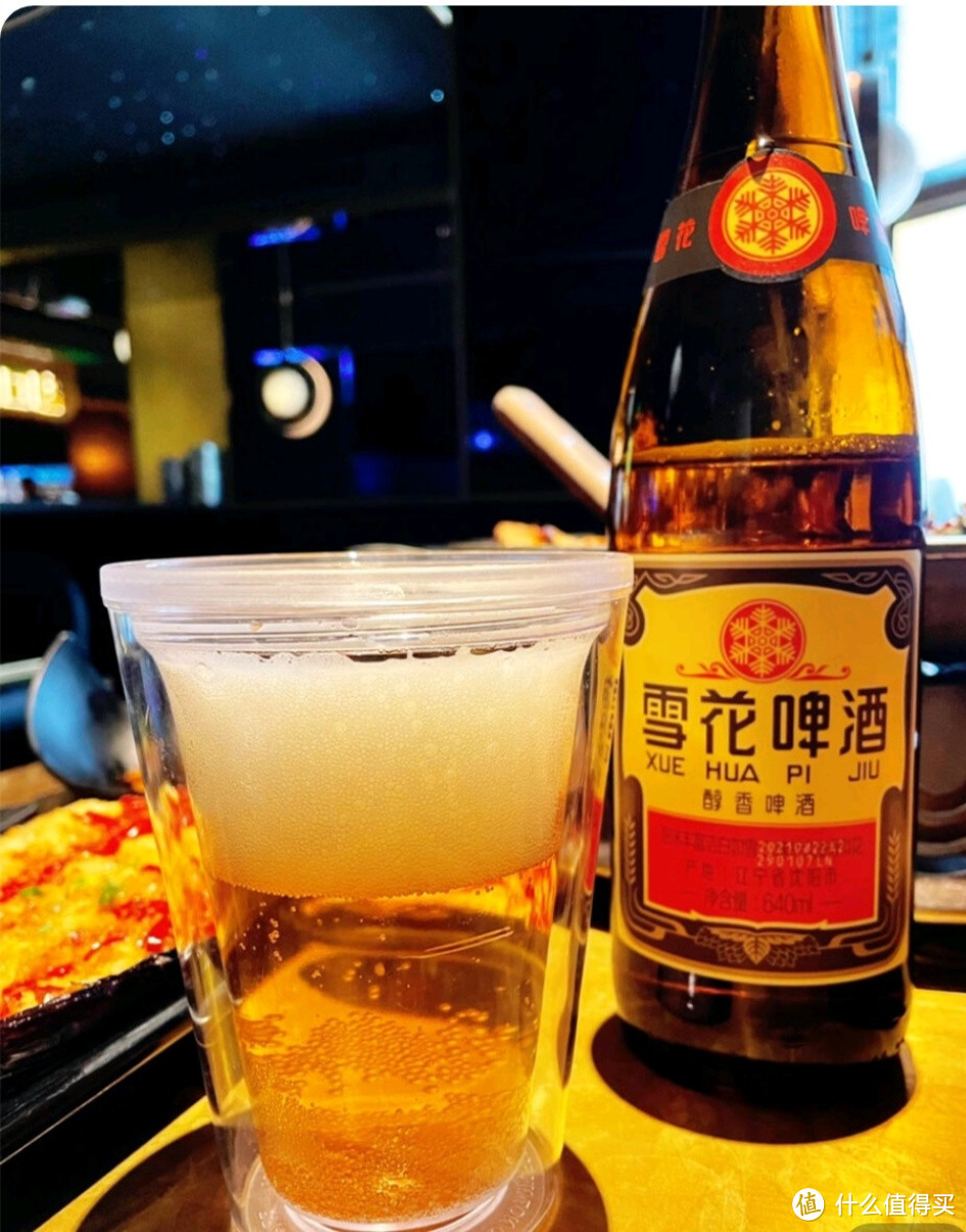 雪花啤酒：打工人的休闲解乏之选，朋友庆祝的佳酿