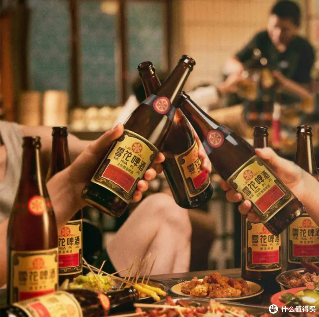 雪花啤酒：打工人的休闲解乏之选，朋友庆祝的佳酿
