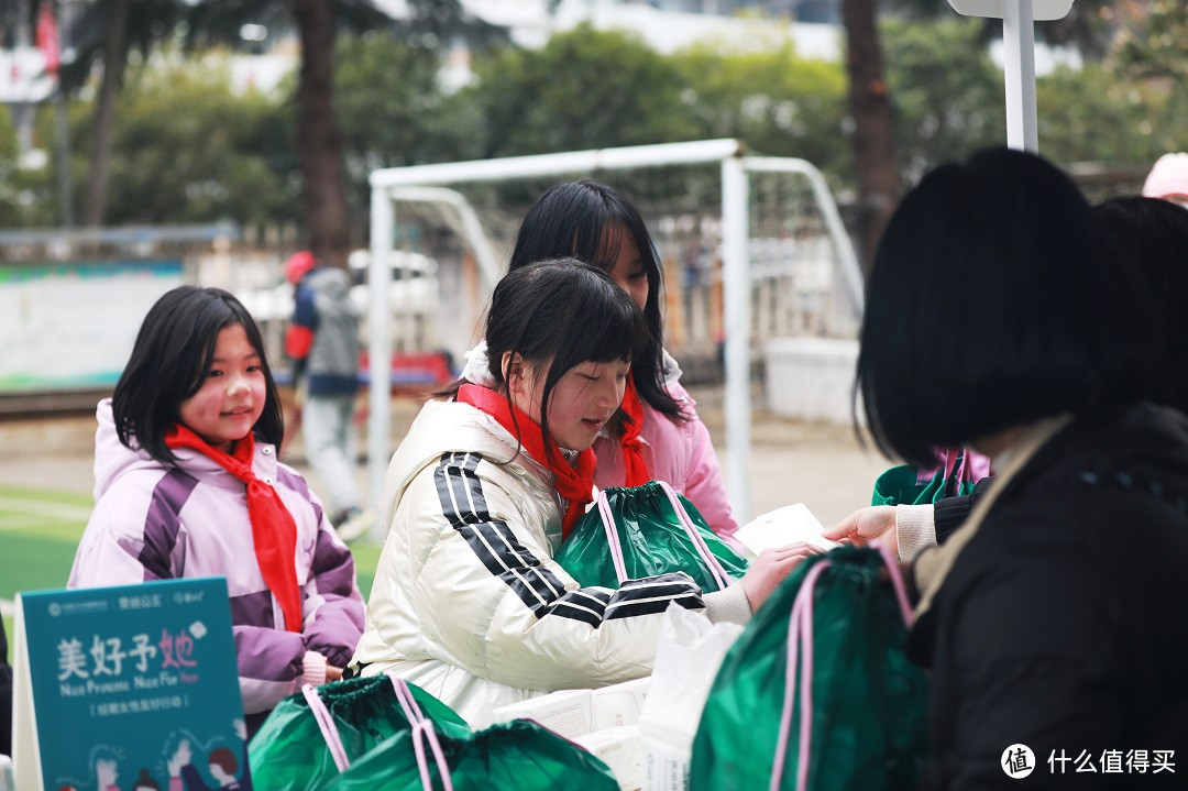 奈丝公主「美好予她」走进重庆黔江，为中小学女生带来卫生巾及月经健康课