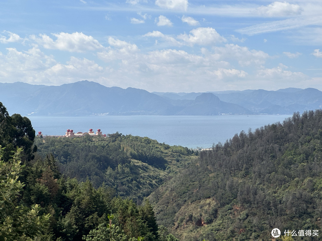 还可以从山顶远眺抚仙湖。