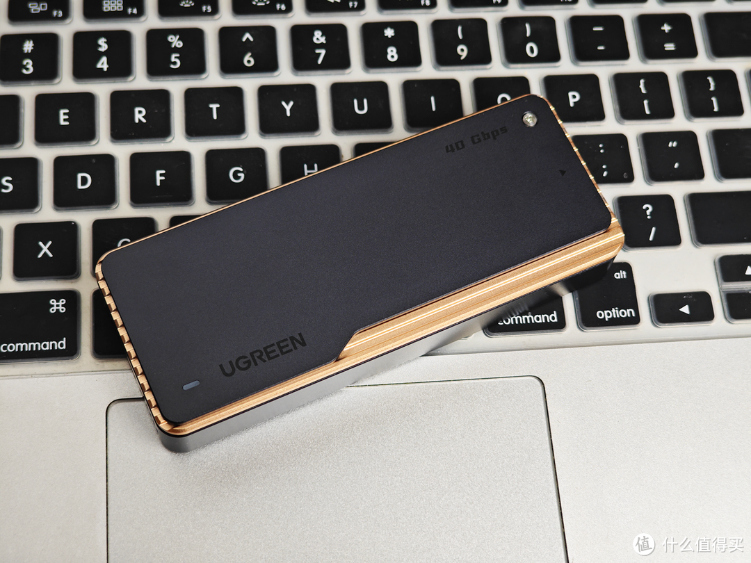 绿联USB4固态硬盘盒实测:40Gbps速率、自带涡轮散热风扇、全接口兼容!