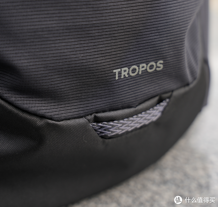 底部的骑行警示灯挂载点和TROPOS logo