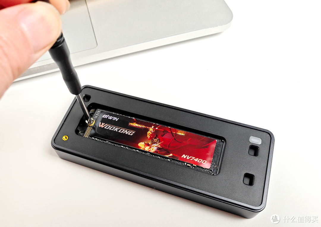 绿联USB4固态硬盘盒实测：40Gbps速率、自带涡轮散热风扇、全接口兼容！