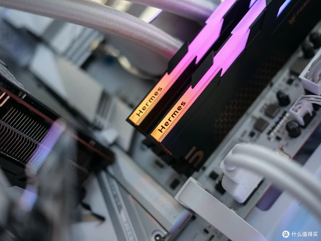 容量更大,超频更容易丨宏碁掠夺者冰刃24GBx2 DDR5 6800内存超频测试
