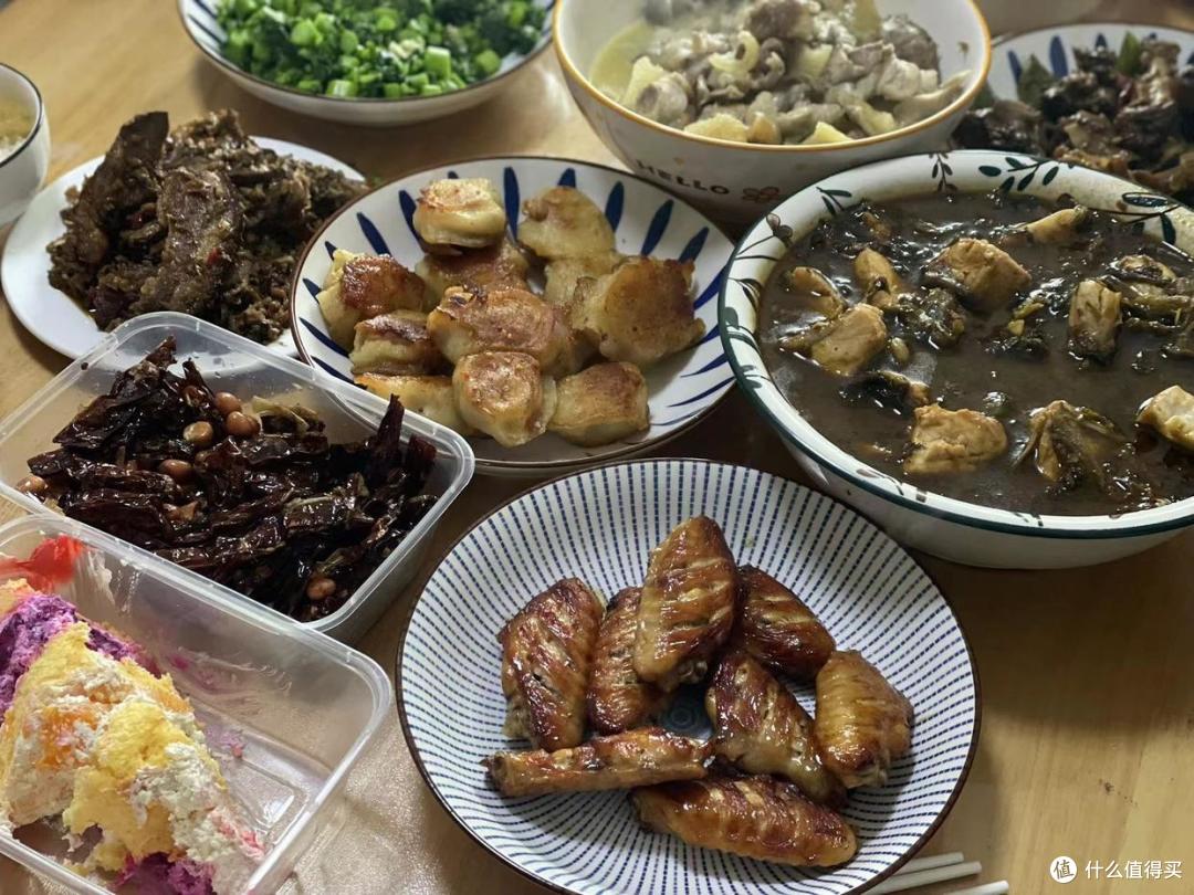 回娘家拜年，爸妈的大餐在朋友圈走红，网友：女儿是捡来的吧！