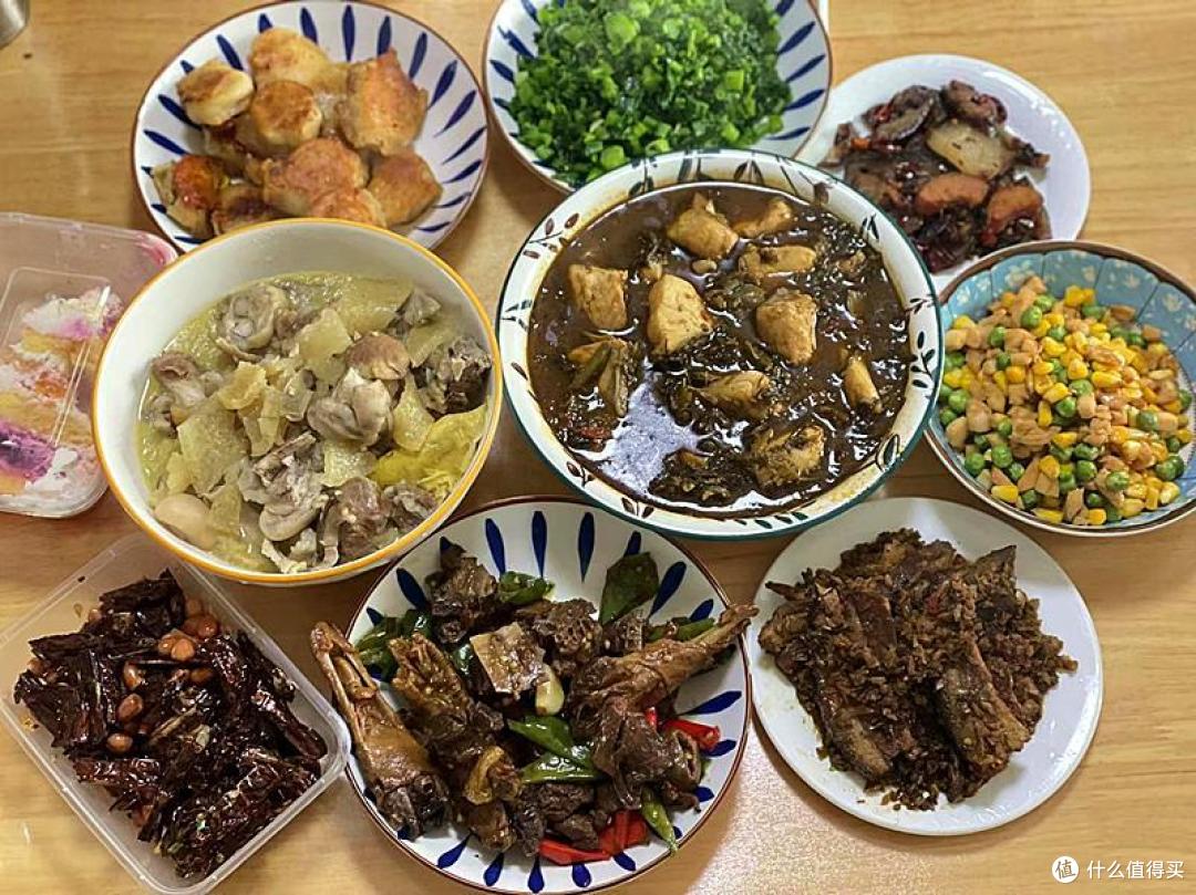 回娘家拜年，爸妈的大餐在朋友圈走红，网友：女儿是捡来的吧！