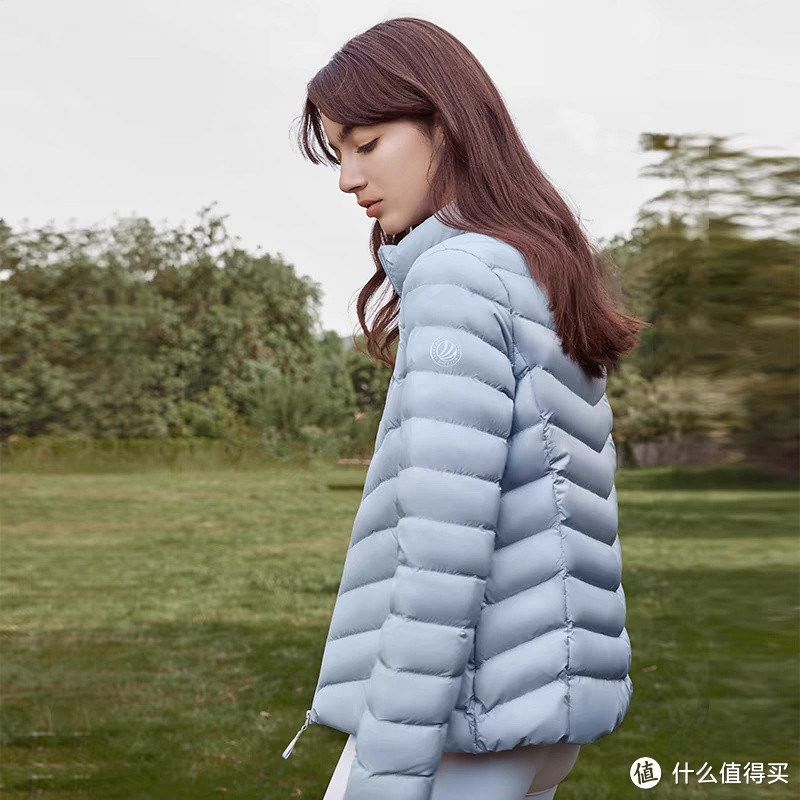 春节出街穿上美美的波司登奥莱轻暖鹅绒立领设计拉链便捷可收纳冬保暖羽绒服外套。
