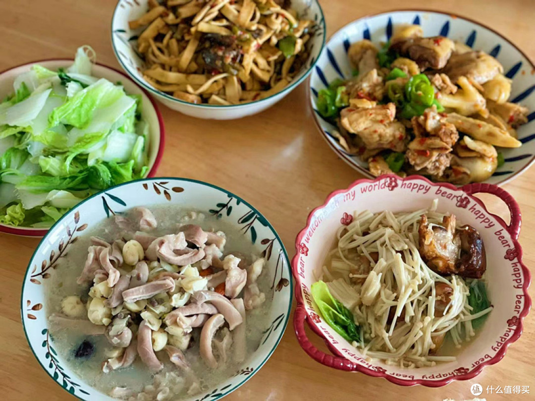 老公晒儿子放假与上学后,老婆的一日三餐,网友:绝对是亲生的!