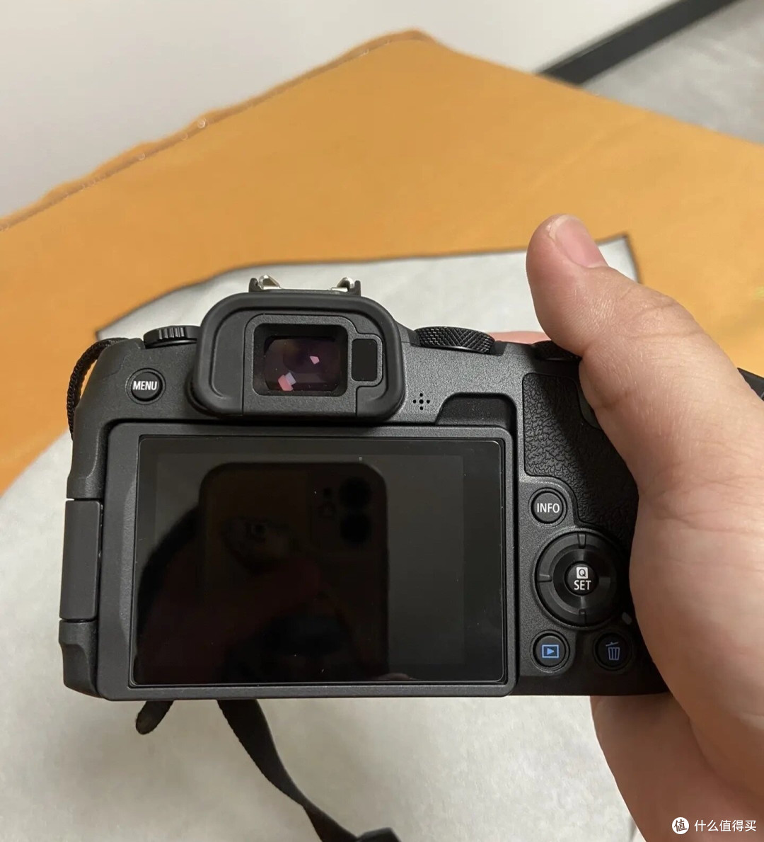 全画幅新手入门怎么选?索尼A7C2还是佳能R8
