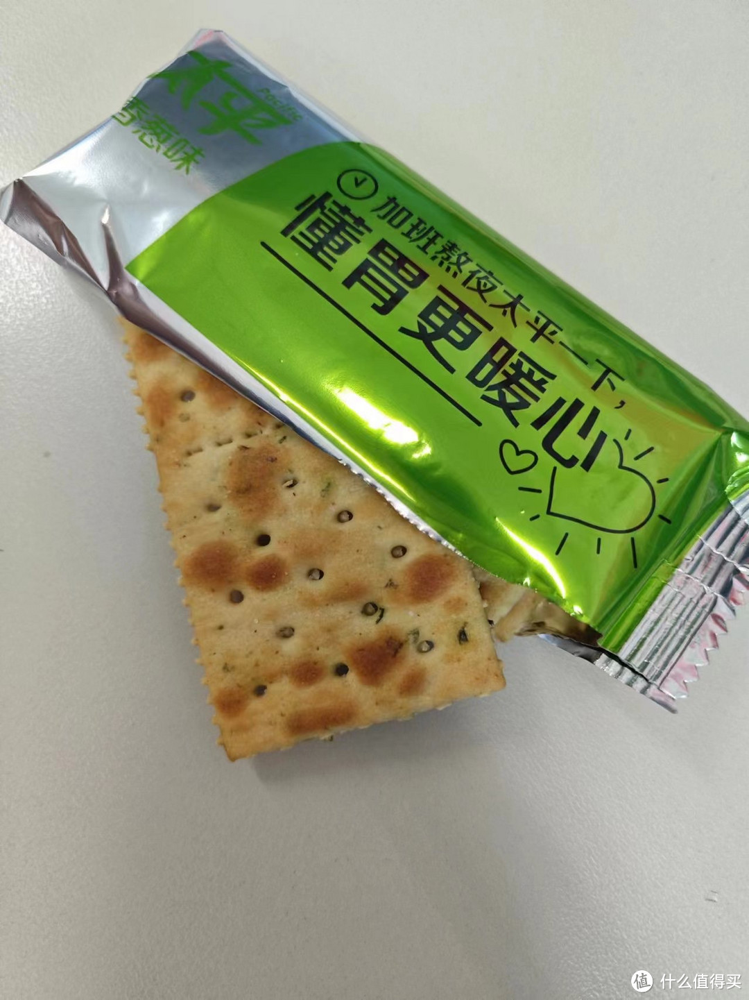 办公室桌上必备的太平苏打饼干，虽然美味，但也不能过多食用！